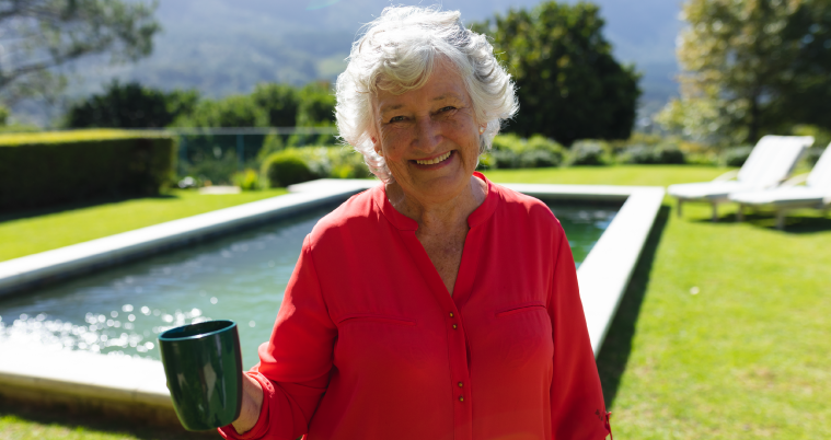 adultos mayores que viven solos