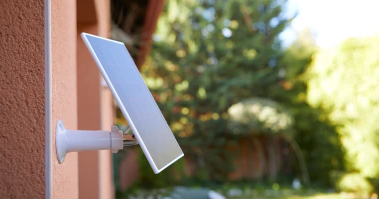 Esta cámara de vigilancia solar es perfecta exteriores y funciona