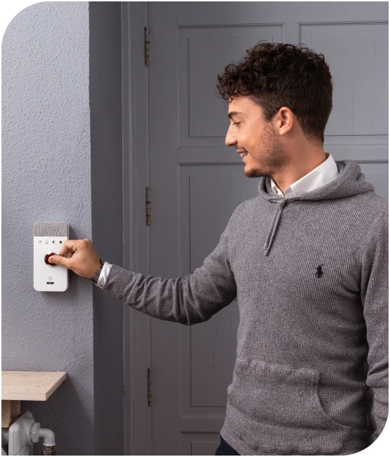 Joven con llave inteligente